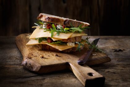 'Old Sandwich' met mayonaise, gedroogde tomaten en rucola