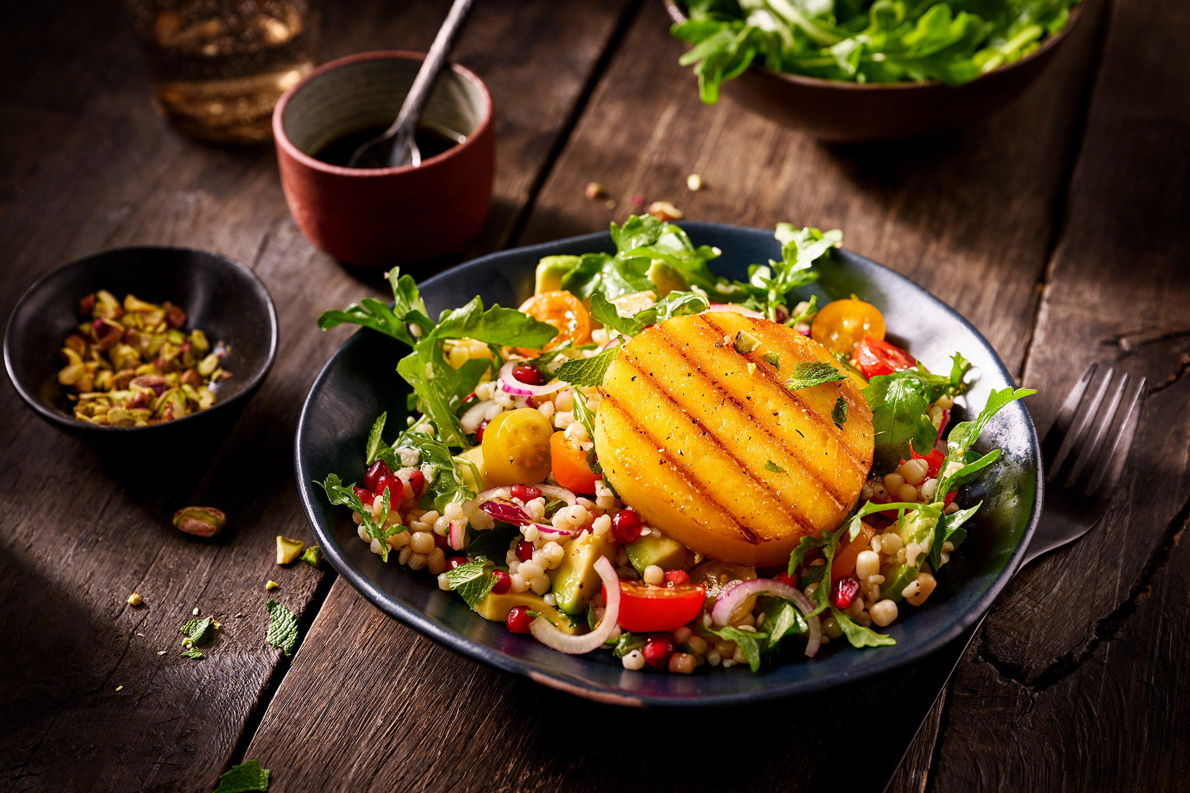 Richly filled pearl couscous with pomegranate and avocado with Old Amsterdam Tasty Grill