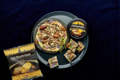 Snelle snackpizza met Old Amsterdam Room, gebakken champignons en verse rozemarijn