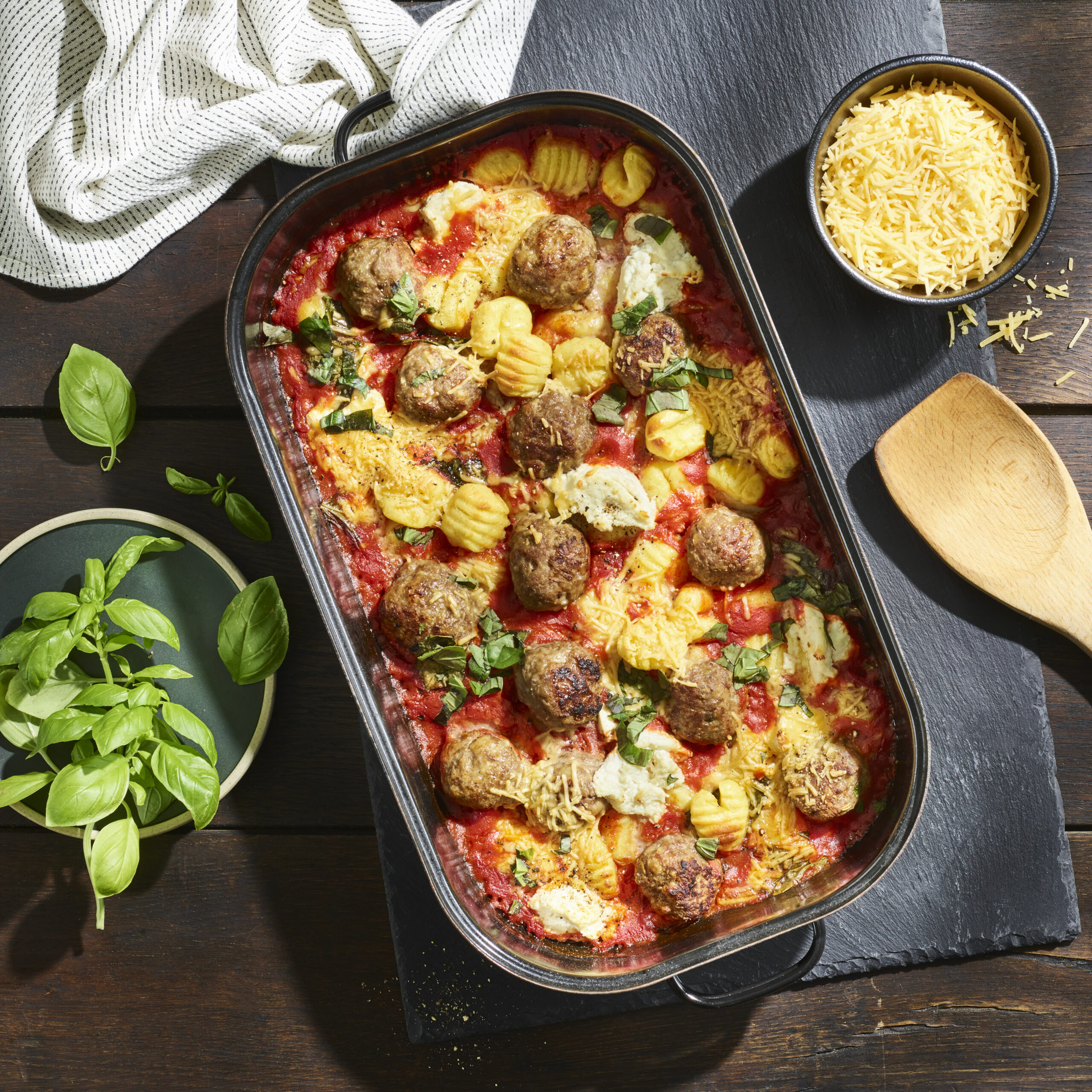 Old Amsterdam Original Geraspte kaas past perfect bij deze heerlijke Cheesy Gnocchi Meatball Ovenschotel.